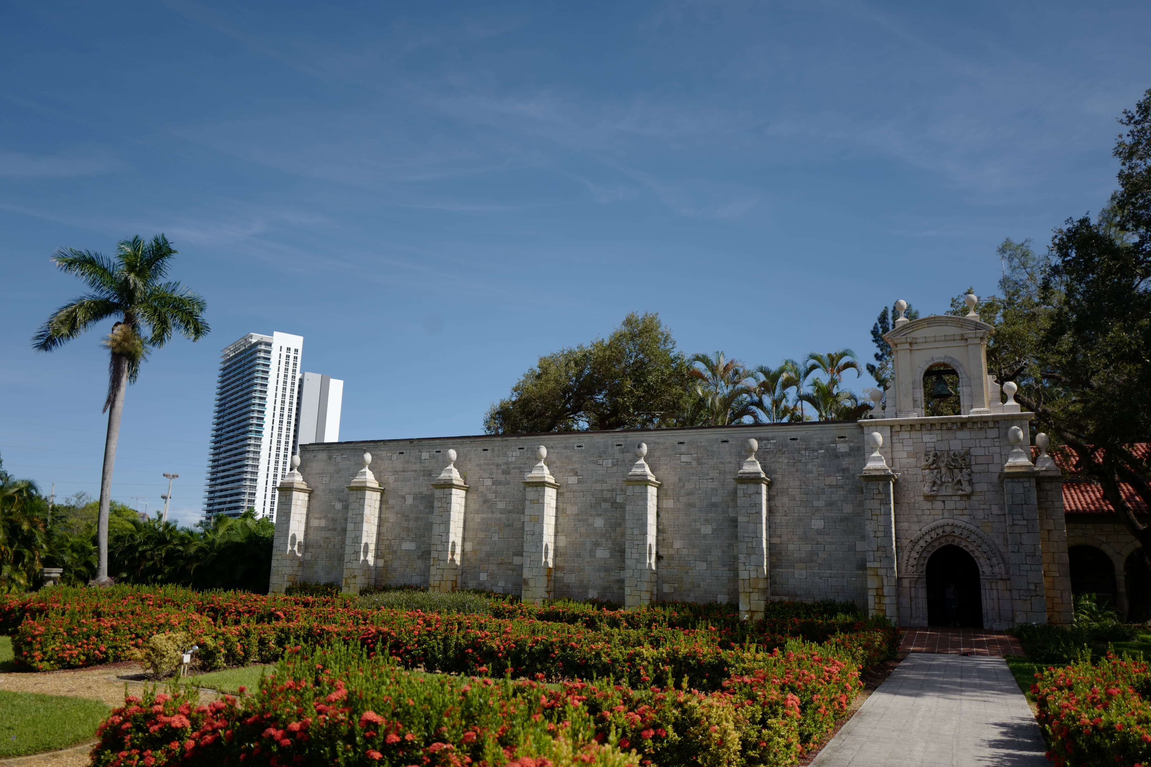 The Ancient Spanish Monastery in North Miami Beach — Romanesque cloister building with gardens