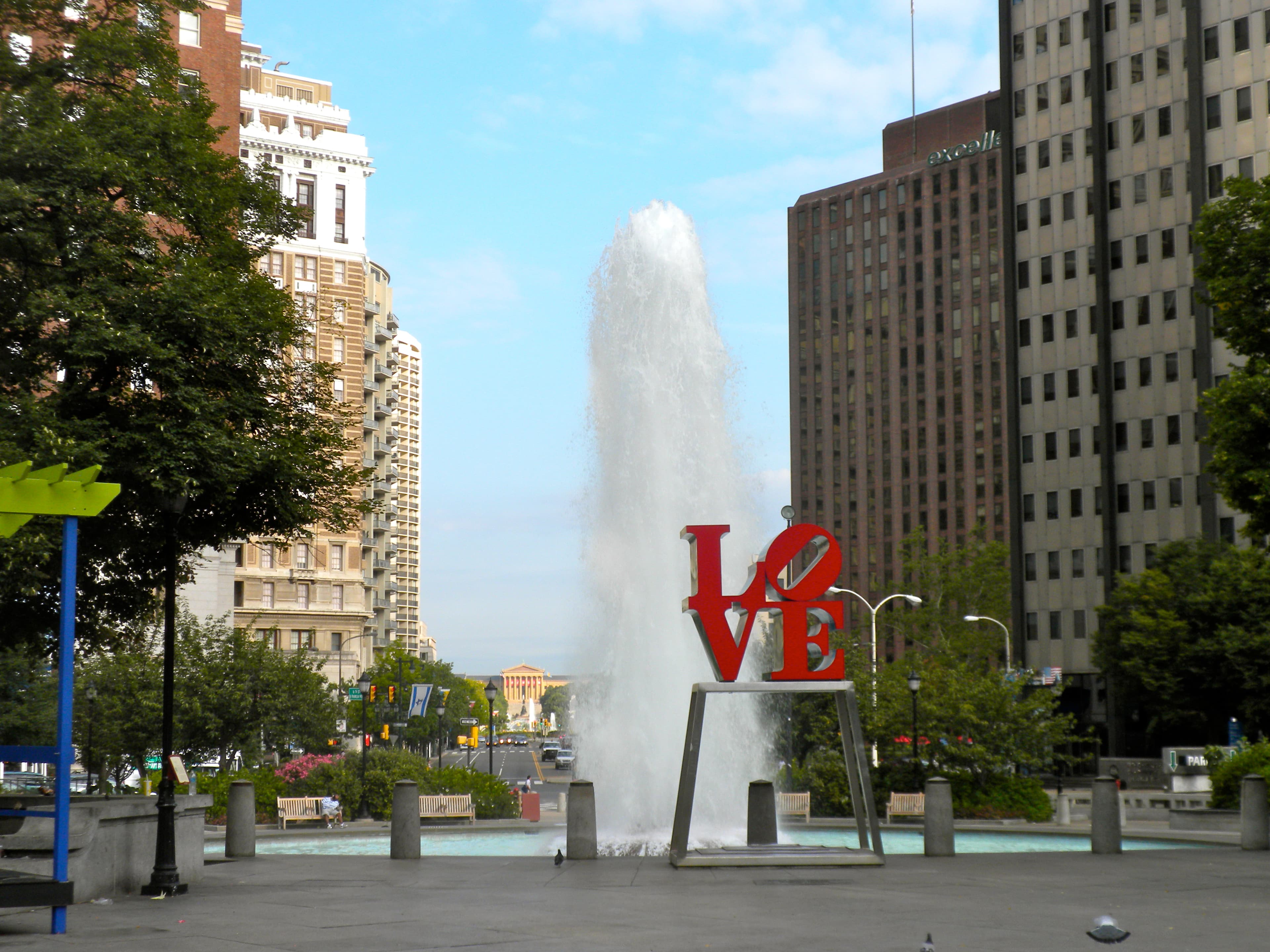 LOVE Park in August 2010, before the 2016–2018 redesign, showing the LOVE sculpture, the original fountain, and the Benjamin Franklin Parkway vista toward the Art Museum.