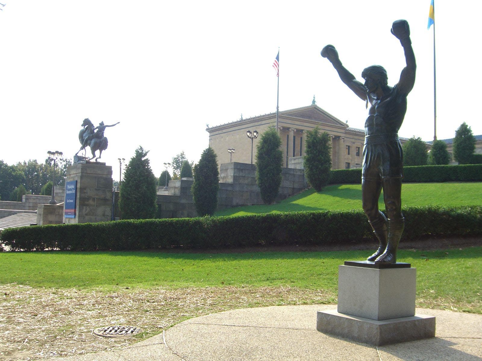 Photo: Luigi Novi, CC BY 4.0, via Wikimedia Commons. The bronze Rocky statue by A. Thomas Schomberg, standing at the base of the museum's steps since 2006.