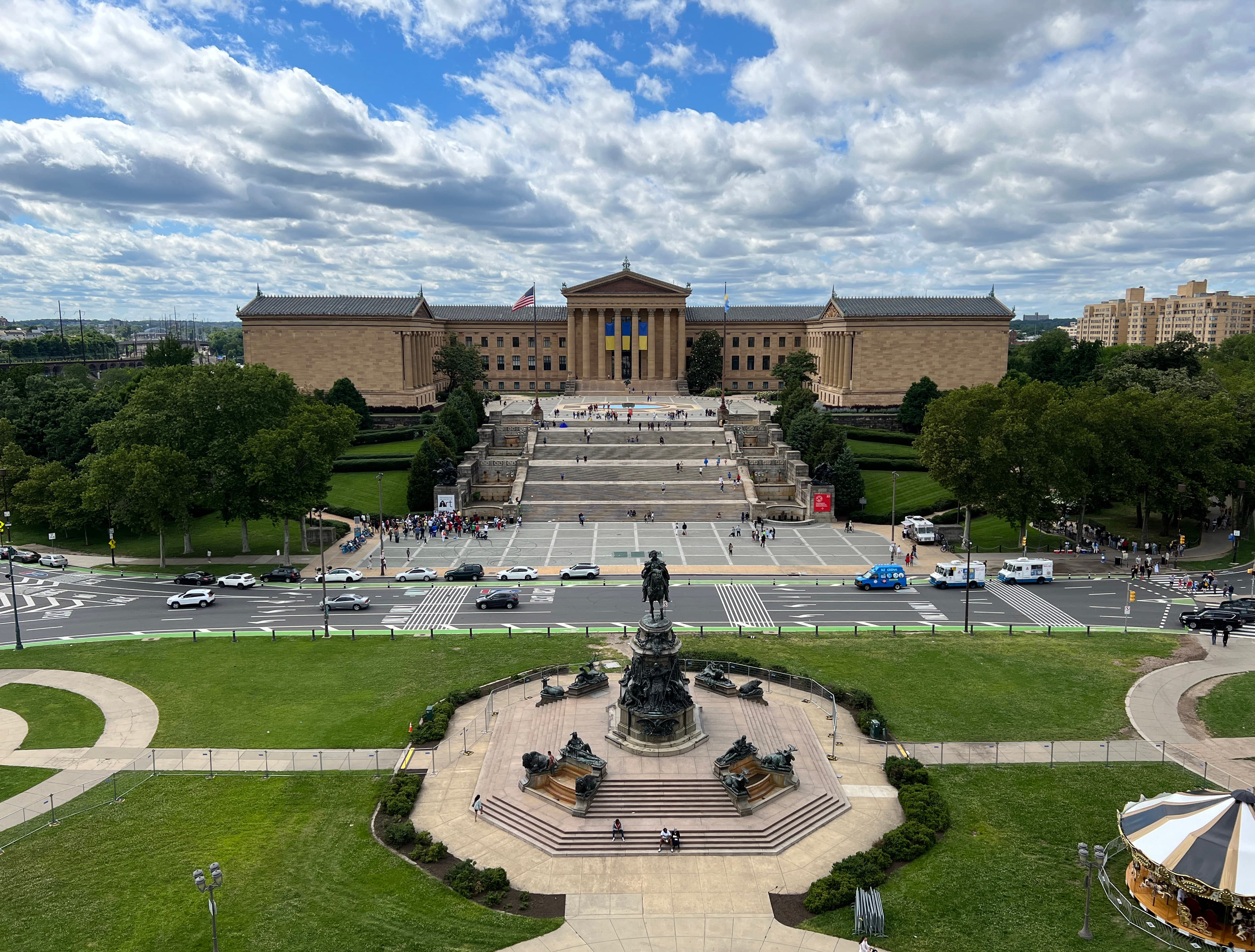 Hero photo: DerekPhilipAu, CC BY-SA 4.0, via Wikimedia Commons. The museum's main building, a Greek Revival temple in Minnesota dolomite, seen from the Benjamin Franklin Parkway side.