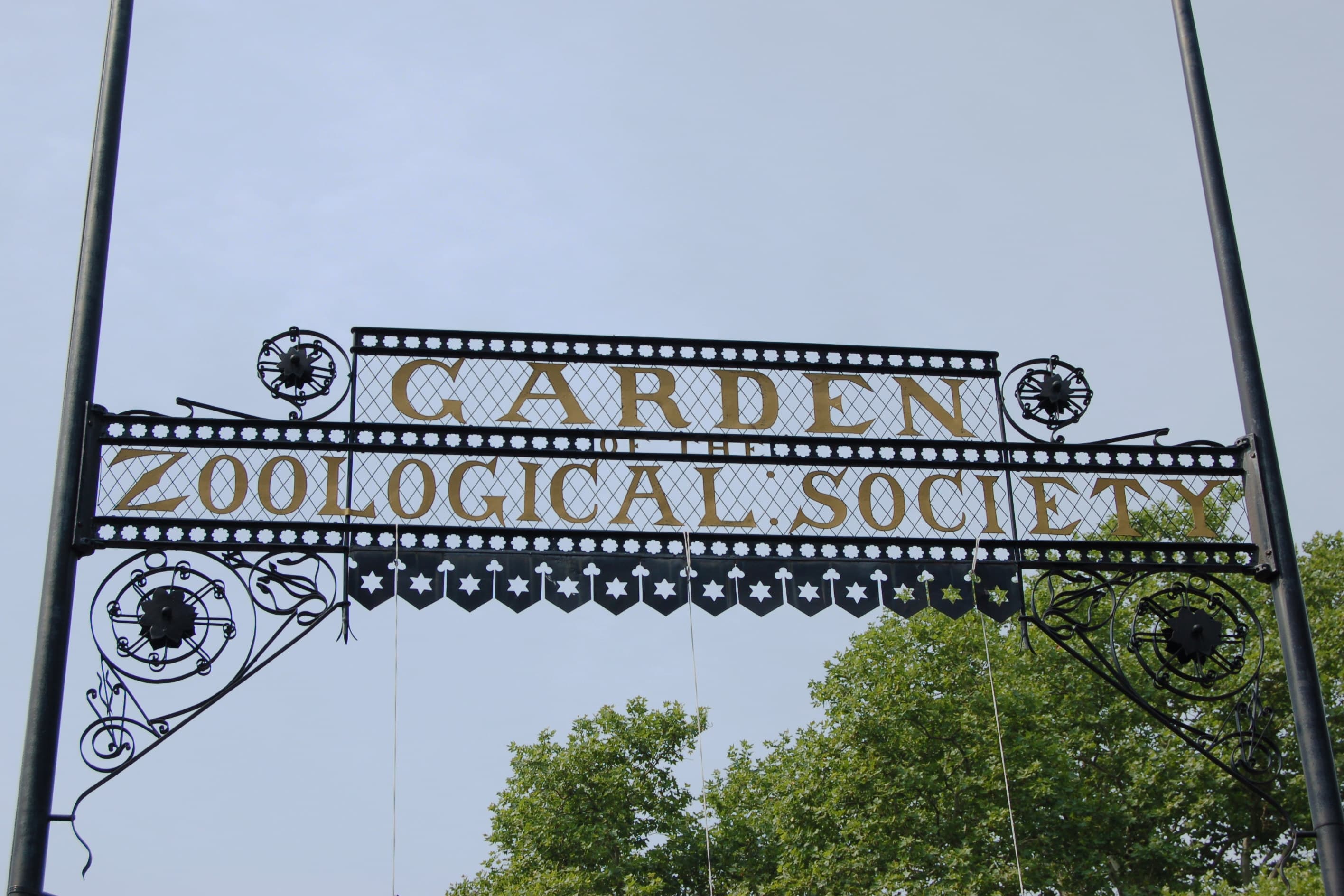 The gate above the entrance to the Philadelphia Zoo. Credit: Derek Ramsey, CC BY-SA 2.5, via Wikimedia Commons.