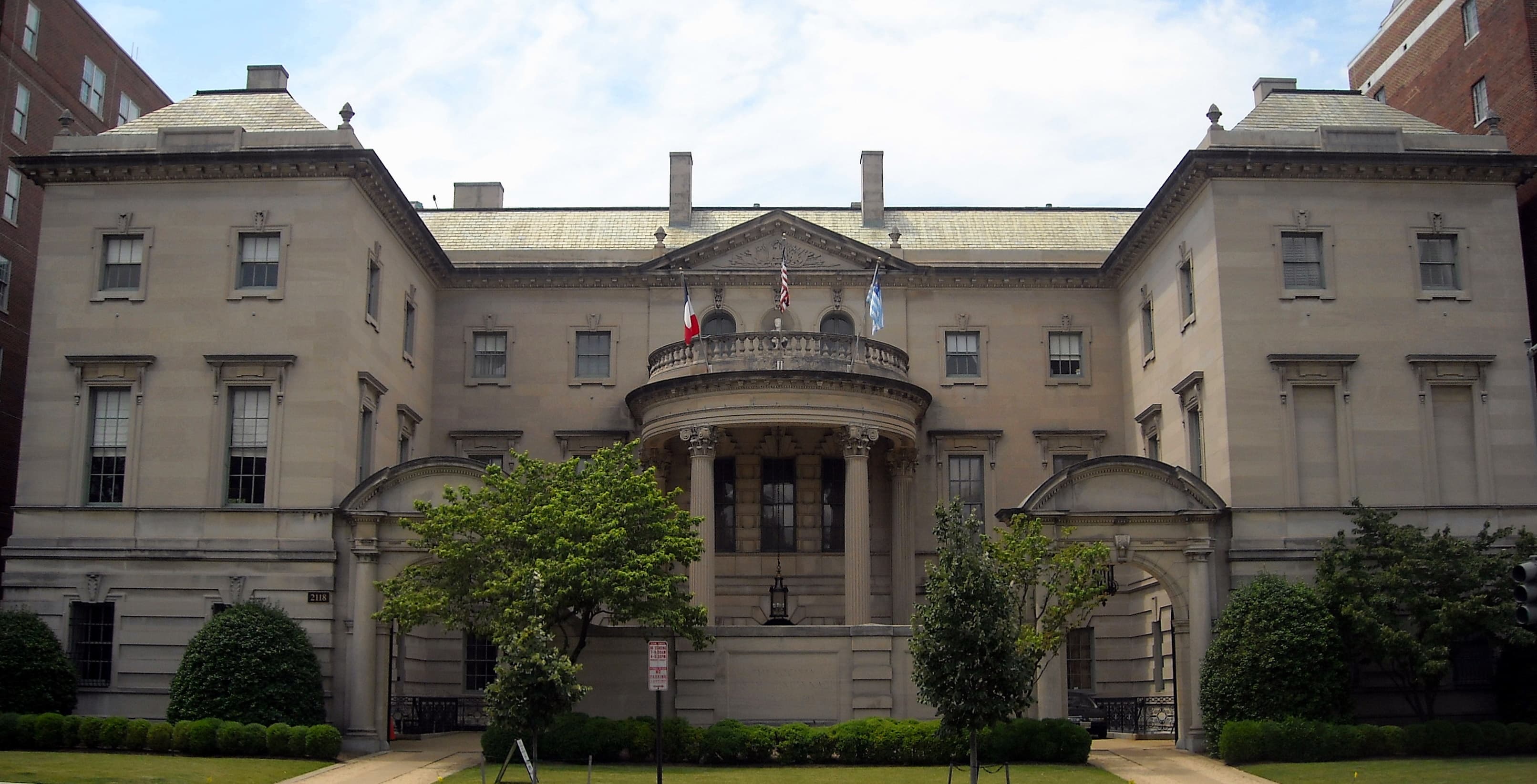 Anderson House from Massachusetts Avenue — the screen wall, forecourt, and semicircular Corinthian portico of the 1905 mansion.